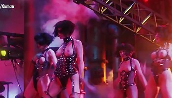Une femme asiatique triche avec un policier porno africain amateur