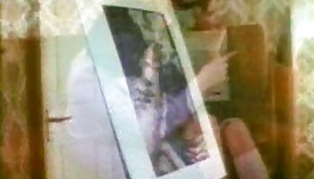 Un mec baise le trou porno black amateur africain du cul serré de Rafaela Ferrari et lui donne un creampie