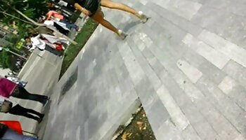 Ayane Okura écarte porno amateur africain les jambes pour que son homme lui gifle la chatte