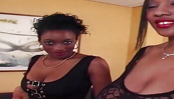 Grosse bite noire pour le trou du video porno amateur africaine cul d'un étalon gay au bureau