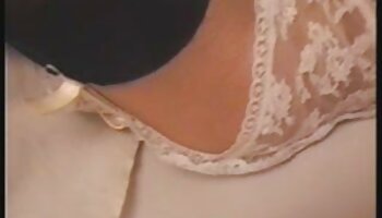 Une milf blonde aux gros seins se fait porno amateur africaine lécher puis bourré