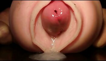 Une blonde tatouée baise son cul et sa chatte video porno amateur africaine avec des jouets
